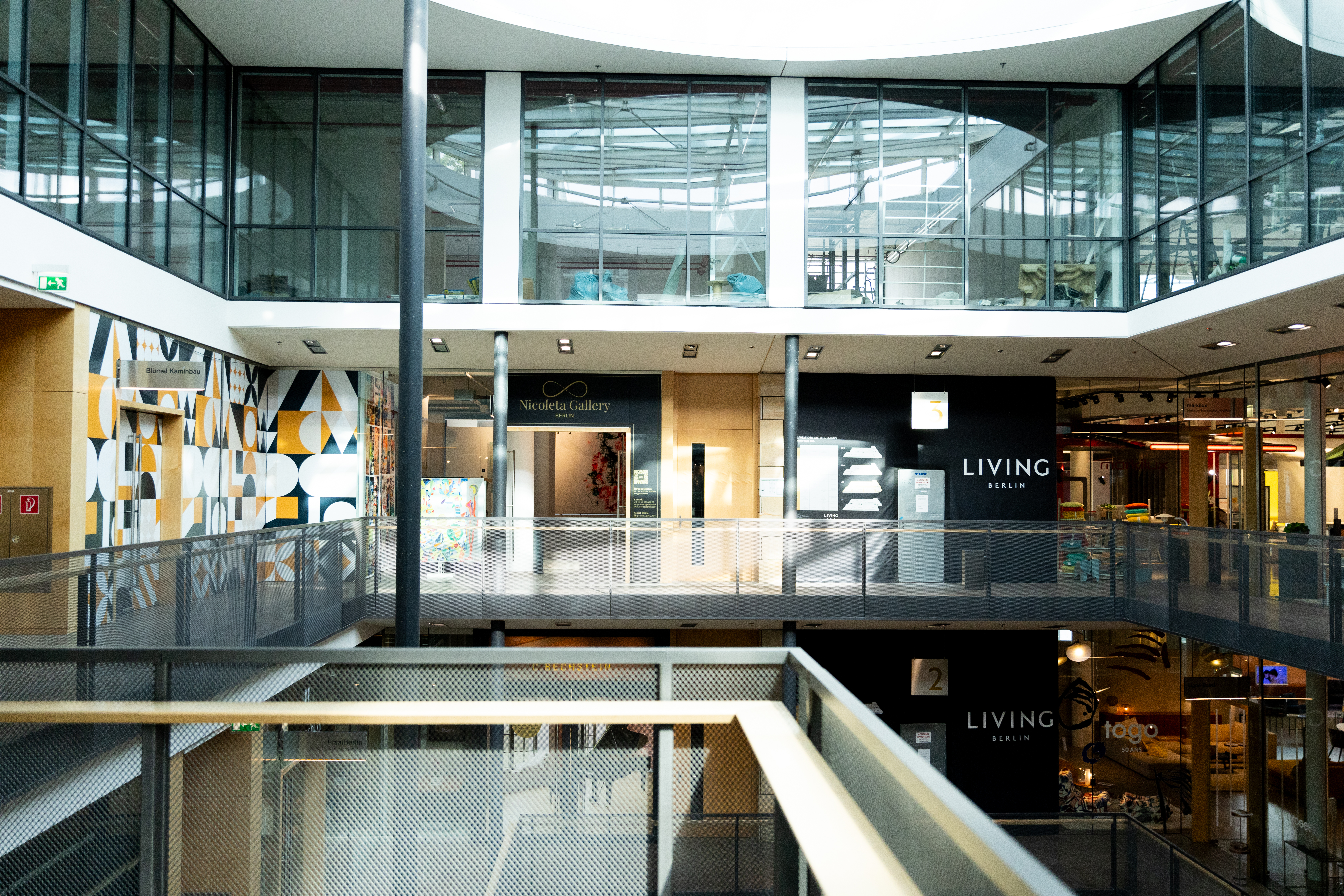 Charcoal and graphite art exhibition by Janis Baer at Nicoleta Gallery Berlin Gallery, Germany. Charcoal and graphite art exhibitions.